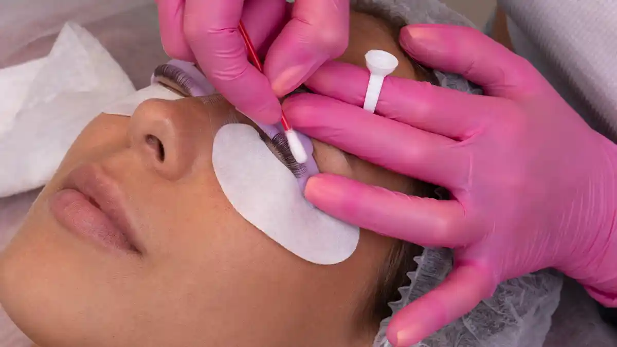 چطور یک بیو حرفهای برای پیج مژه کار بنویسیم؟