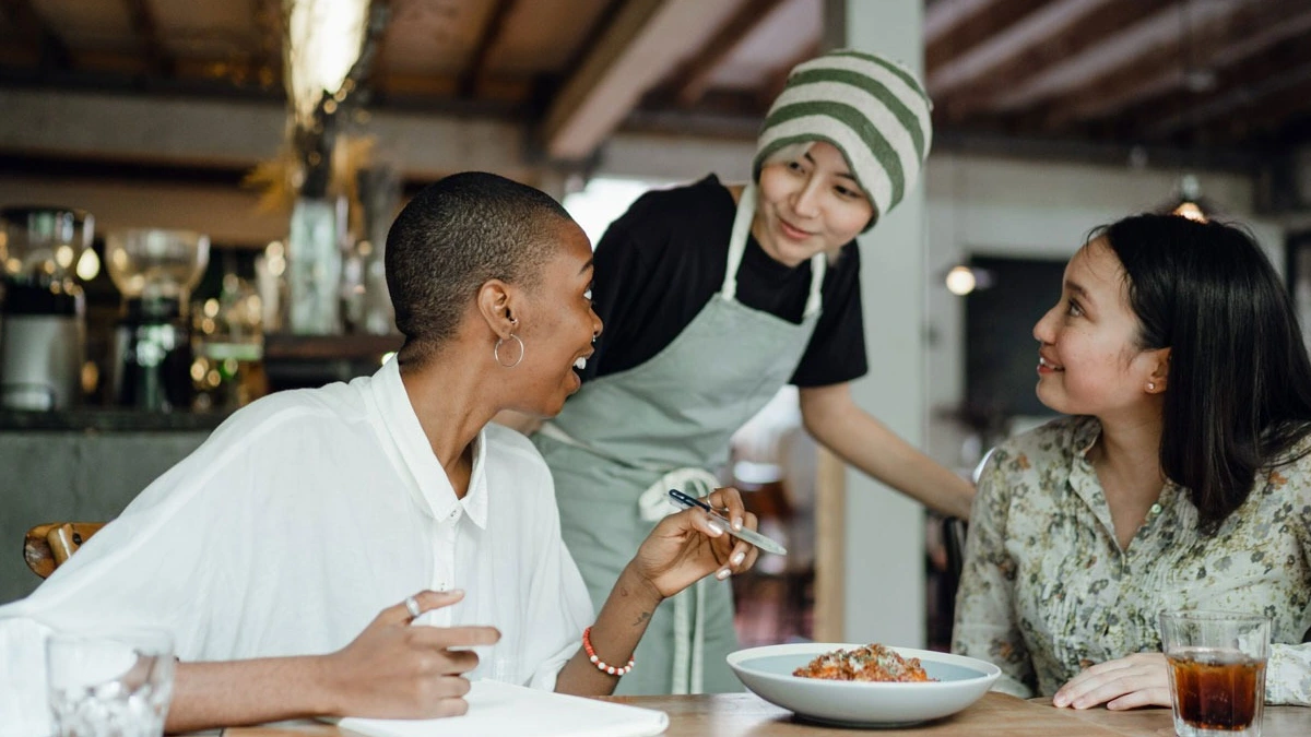 تعامل با مشتریان رستوران